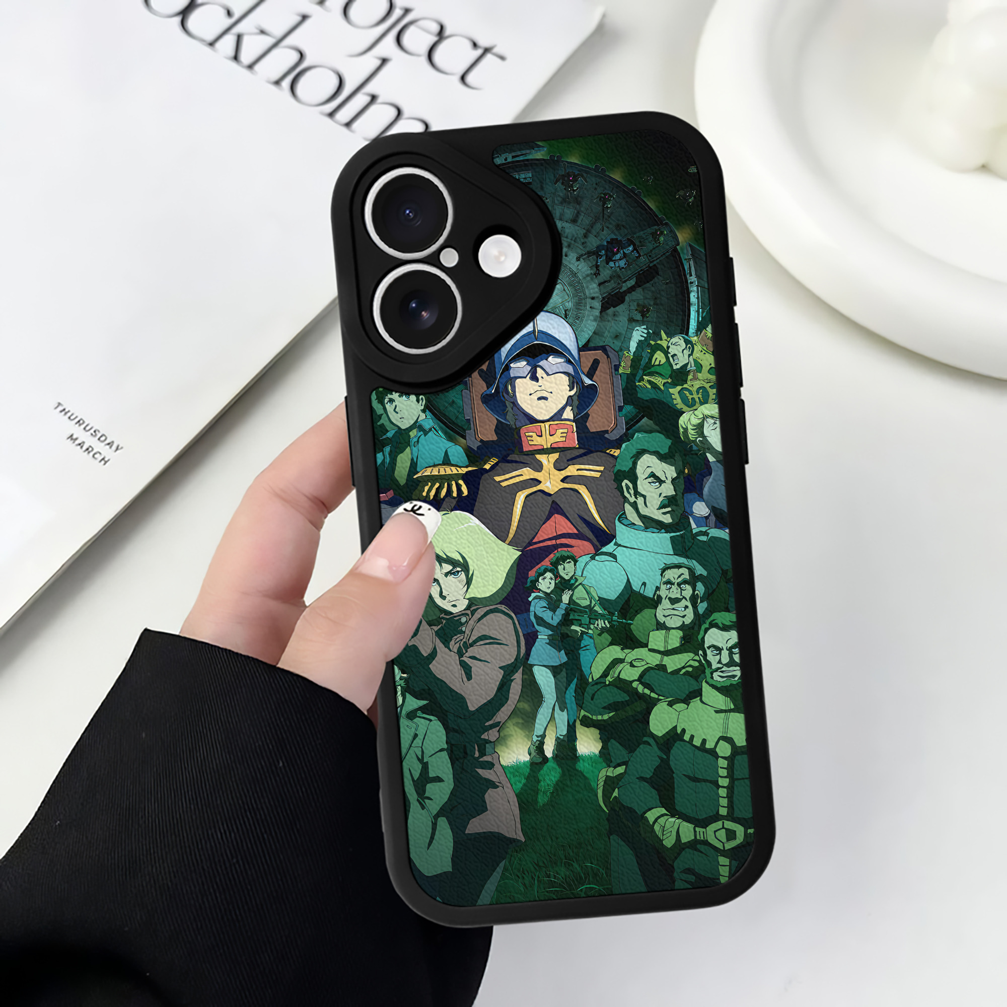 （画像用） 機動戦士ガンダム Mobile Suit Gundam 【iPhone 16シリーズ対応】シリコンスマホケース（レザー調） 材質：シリコン